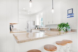 Casa, várias camas (Makarios Beach Blu) | Cozinha privada | Fogão, torradeira, toalhas de papel