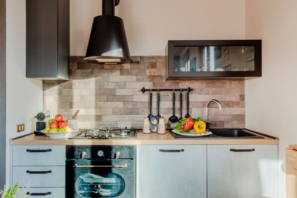 Fridge, oven, dishwasher, coffee/tea maker