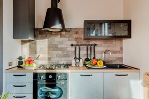 Køleskab, ovn, opvaskemaskine, kaffe-/temaskine