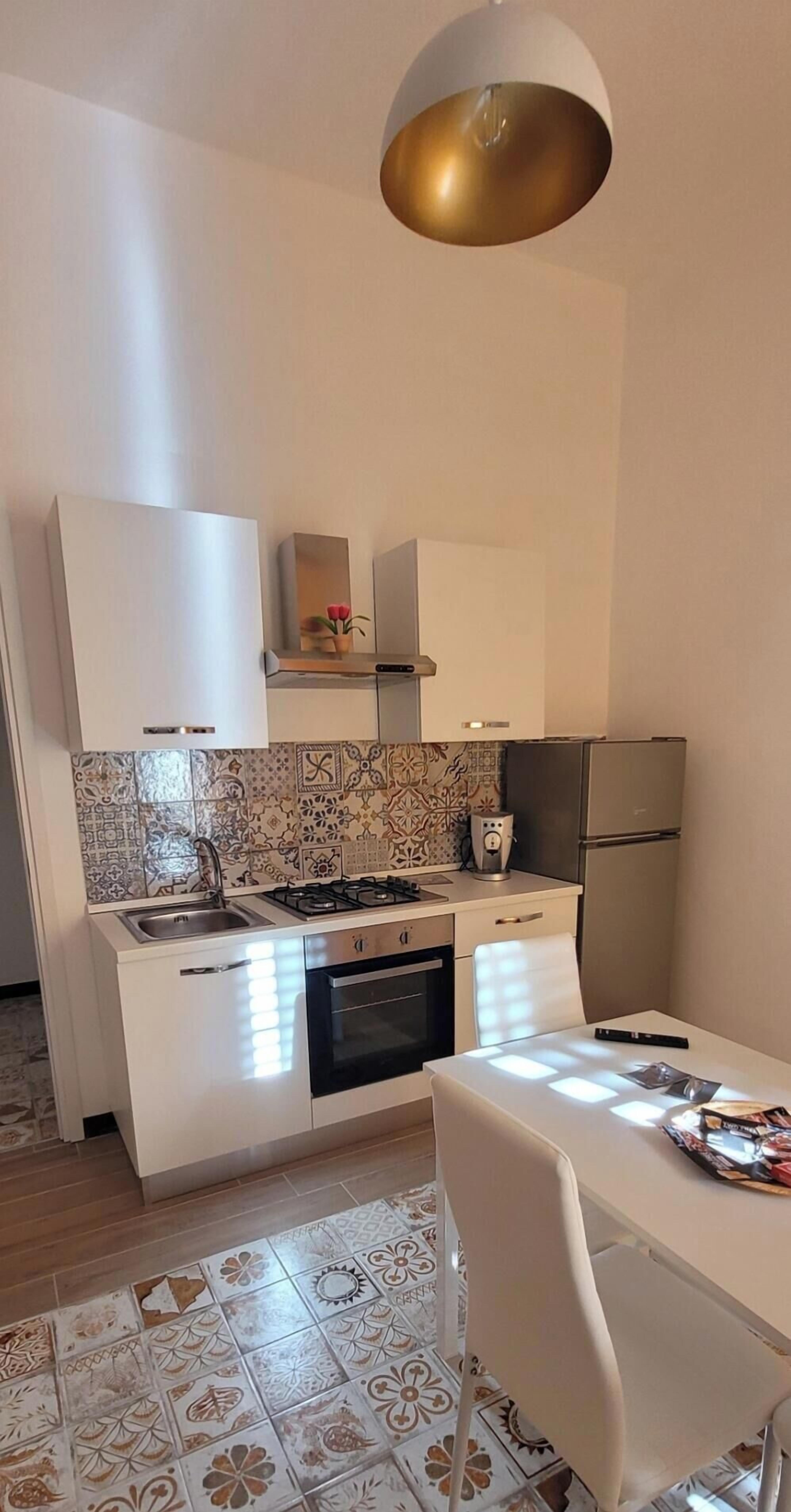 Frigorifero, forno, piano cottura, bollitore elettrico