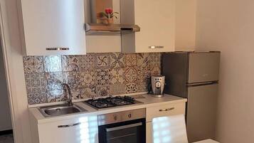Frigorifero, forno, piano cottura, bollitore elettrico