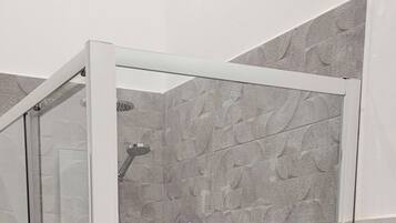 Dusche, Haartrockner, Bidet, HandtĂŒcher