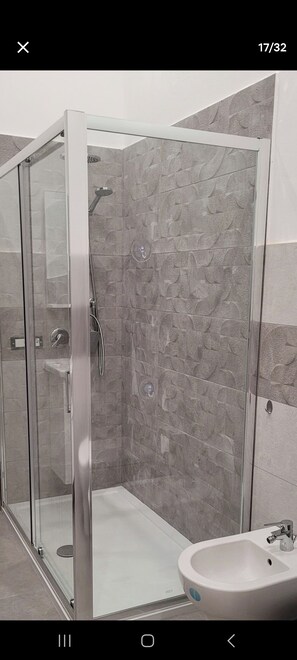 Douche, sèche-cheveux, bidet, serviettes fournies