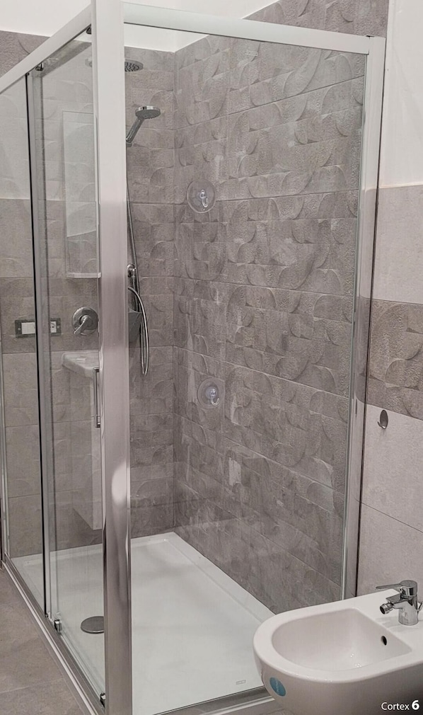 Shower, hair dryer, bidet, towels - Housestation suite H (Palermo)