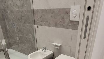 Dusche, Haartrockner, Bidet, Handtücher