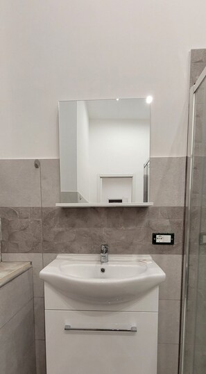 Een douche, een haardroger, een bidet, handdoeken