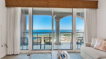 Apartemen, Beberapa Tempat Tidur (Portofino Island Resort 2-1902) | Area keluarga | TV