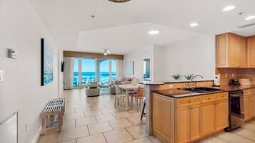 Apartemen, Beberapa Tempat Tidur (Portofino Island Resort 2-1902) | Dapur pribadi | Oven, pemanggang roti, dan tisu