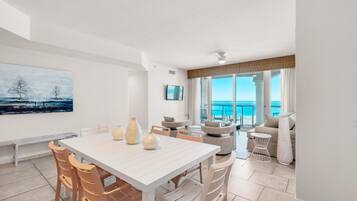 Apartemen, Beberapa Tempat Tidur (Portofino Island Resort 2-1902) | Tempat makan