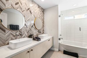 Shower, hair dryer, shampoo - The Stunning Acacia (Palm Springs)