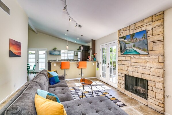 Una televisión, una chimenea