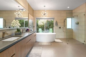 Shower, hair dryer, shampoo - Jerry Lewis Palm Springs Estate (Palm Springs)