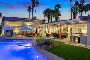 حمّام سباحة مُدفَّأ