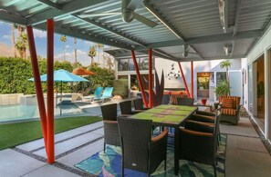 Outdoor dining - Jerry Lewis Palm Springs Estate (Palm Springs)
