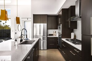 冷蔵庫、電子レンジ、オーブン、コンロ