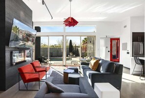 Fernseher, Kamin, Arbeitsbereiche