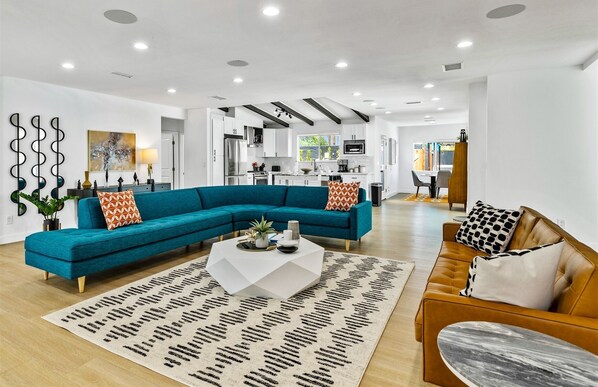 TV, fireplace - Desert Paradise Dream (Palm Springs)