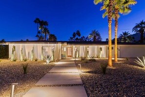 Exterior - Fabulous Kirk Douglas Palm Springs Mid-Mod Retreat (Palm Springs)