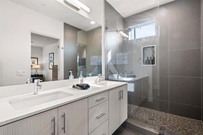Shower, hair dryer, shampoo - Chic and Stylish at The Riv (Palm Springs)