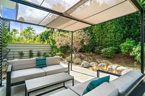 Terrace/patio - Chic and Stylish at The Riv (Palm Springs)