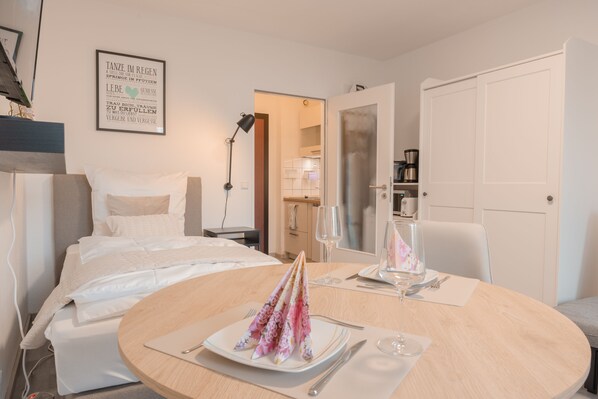 1 chambre, bureau, fer et planche à repasser, lit de bébé portatif