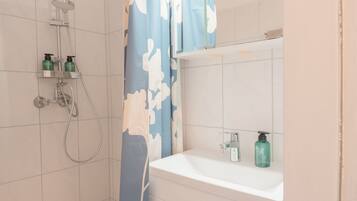 Dusche, umweltfreundliche Kosmetikartikel, Haartrockner, Handtücher