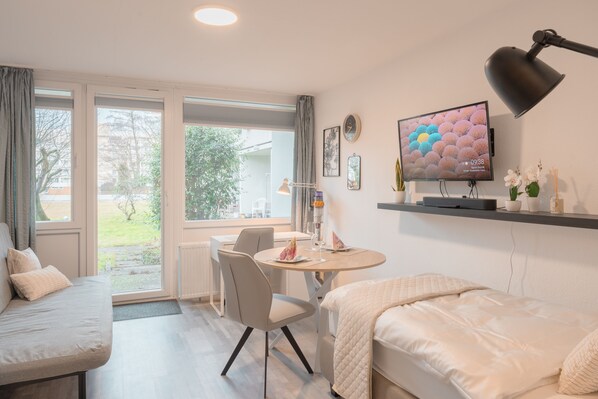 1 chambre, bureau, fer et planche à repasser, lit parapluie