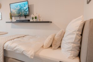 1 habitación, escritorio, tabla de planchar con plancha y cuna de viaje 