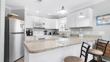 Apartment, Multiple Beds (Sunset Harbor Palms 2-301) | Private kitchen | Oven, toaster, paper towels