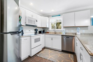 Apartamento, várias camas (Sunset Harbor Palms 2-301) | Cozinha privada | Fogão, torradeira, toalhas de papel