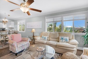 Apartamento, varias camas (Sunset Harbor Palms 2-301) | Zona de estar | Una televisión