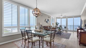 Apartment, Berbilang Katil (The Pearl 1201) | Ruang tamu | TV