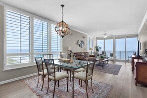 아파트, 침대(여러 개) (The Pearl 1201) | 거실 공간 | TV