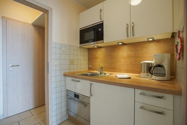 Refrigerador, microondas, parrilla de estufa y lavavajillas 