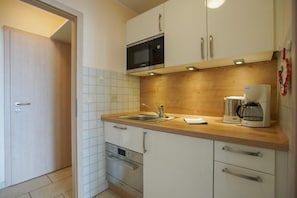 Réfrigérateur, micro-ondes, plaque de cuisson, lave-vaisselle