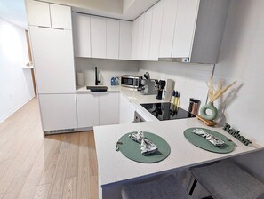 Fridge, microwave, oven, stovetop - Studio Chic - Centre MTL (Montréal)