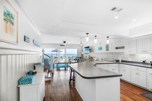 Condo, nhiều giường (White Sands 459) | Bếp riêng | Lò nướng bánh mì 
