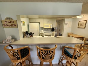 Wasserkocher mit Kaffee-/Teezubehör, Kühlschrank, Mikrowelle, Ofen