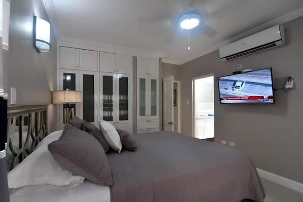 1 bedroom, iron/ironing board, WiFi, bed sheets - Secluded Ravinia Gem in Kingston (Kingston)