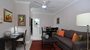 Living area - Secluded Ravinia Gem in Kingston  (Kingston)