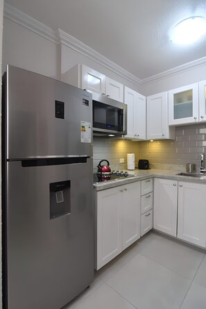 Fridge, microwave - Secluded Ravinia Gem in Kingston (Kingston)