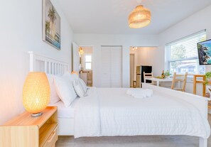 Suite estudio estándar, 1 cama Queen size | Decoración personalizada, muebles diferentes y cortinas blackout