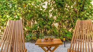 Deux chaises en bois et une petite table avec deux tasses de thé et une lanterne.