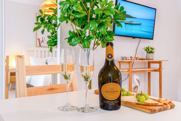 Suite estudio estándar, 1 cama Queen size | Decoración personalizada, muebles diferentes y cortinas blackout