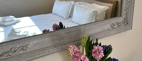 2 chambres, bureau, fer et planche à repasser, lit parapluie