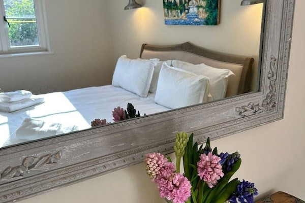 2 habitaciones, escritorio y tabla de planchar con plancha