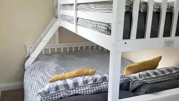 2 habitaciones, tabla de planchar con plancha, wifi y ropa de cama