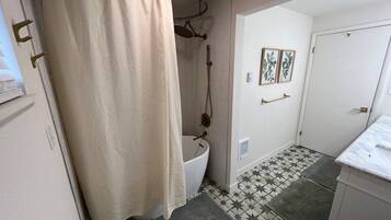 Douche, sèche-cheveux, serviettes fournies, savon