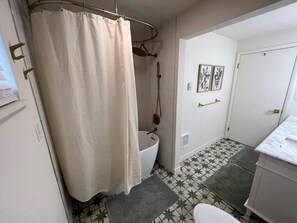 Shower, hair dryer, towels, soap - Cozy 2BR Retreat w/Firepit, DT Nampa/NNU Walkable (Nampa)