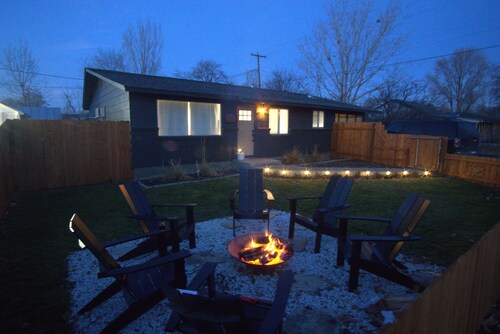 Cozy 2BR Retreat w/Firepit, DT Nampa/NNU Walkable
